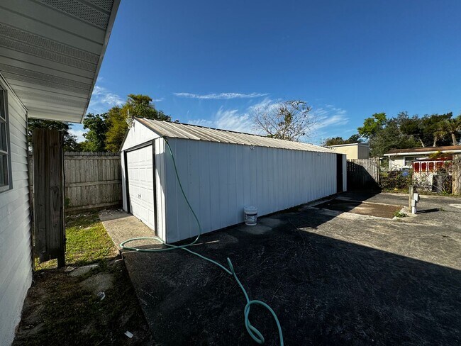 Building Photo - Fully Renovated 3 Bed/ 2 Bath Available Now!