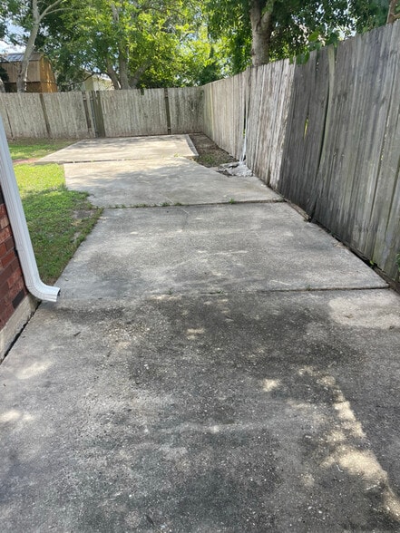 Building Photo - 6254 Kuebel Dr