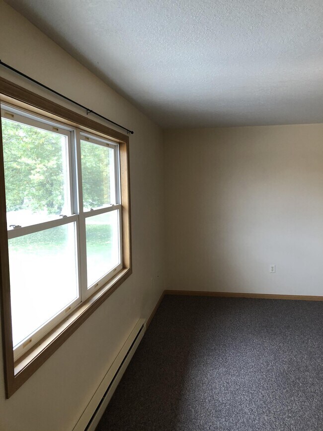 Building Photo - 3027 River Rd