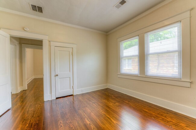 Building Photo - Newer renovation with ensuite bathroom!