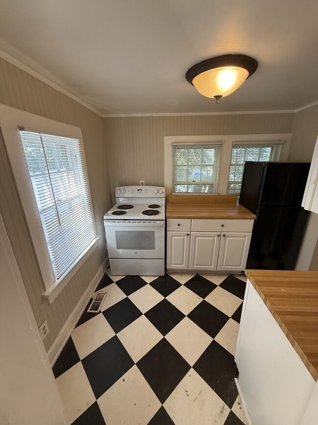Building Photo - Private Garage Apartment!