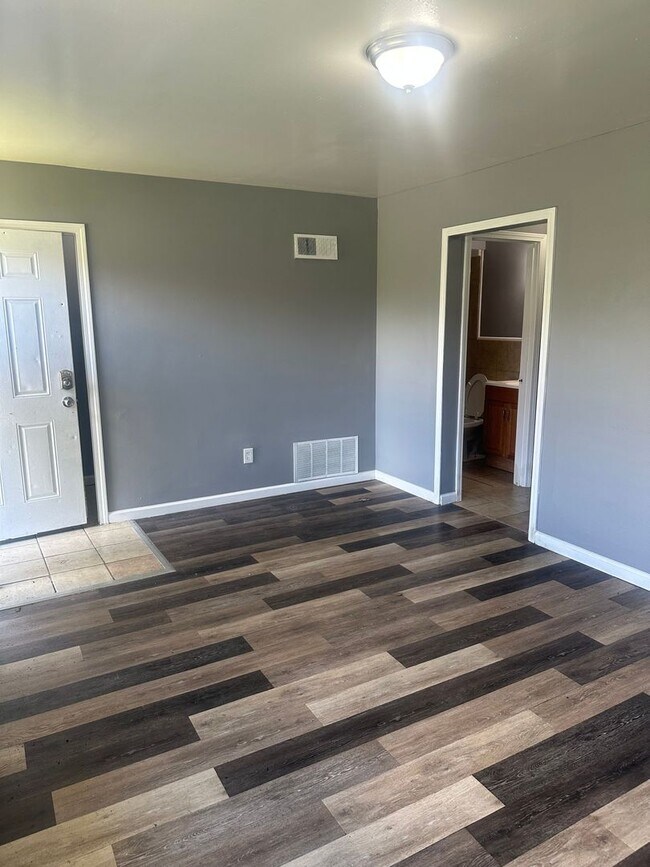 Building Photo - 1585 Leonaire Ct