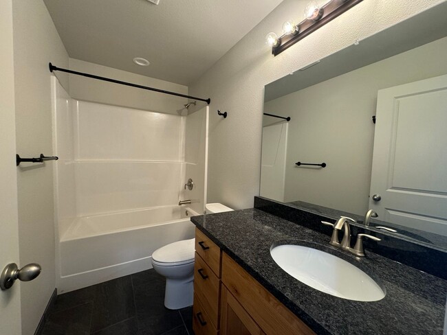 Building Photo - Newer 3 Bed 2 Bath Home In Roseburg