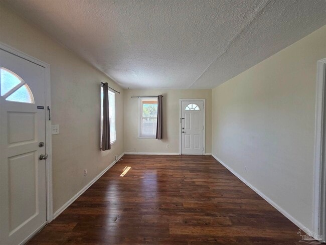 Building Photo - 203 SE Syrcle Dr