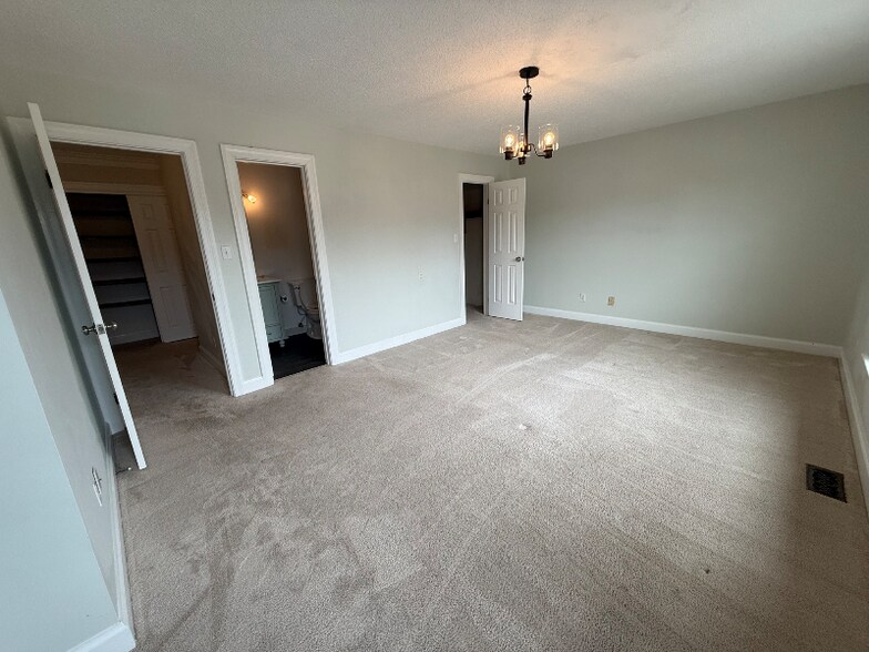 Building Photo - 658 Lord Dunmore Dr