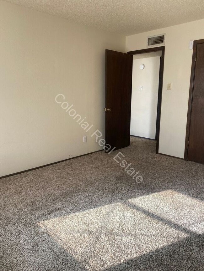 Building Photo - 3 bed 2 bath single family home, washer dryer hookups, and single attached one car garage included