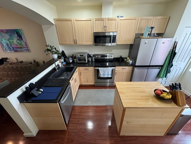 Building Photo - 2Bd/2.5Ba Bellevue Townhouse