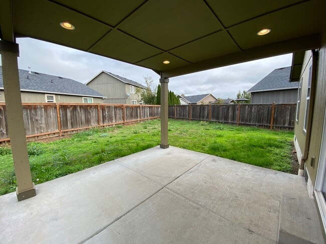 Building Photo - Beautiful 3 bed/2.5 bath with open floorplan!