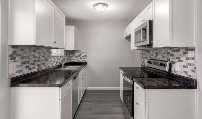 Building Photo - Beautifully Remodeled 2 Bed 1 Bathroom Home!