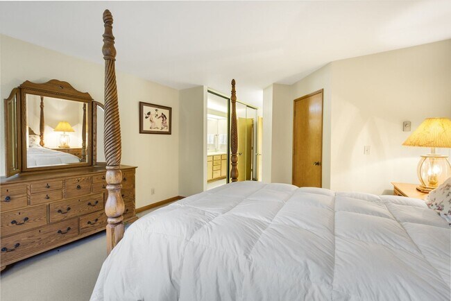 Building Photo - 1bed 1 bath water, sewer garbage & parking included Downtown Bellevue