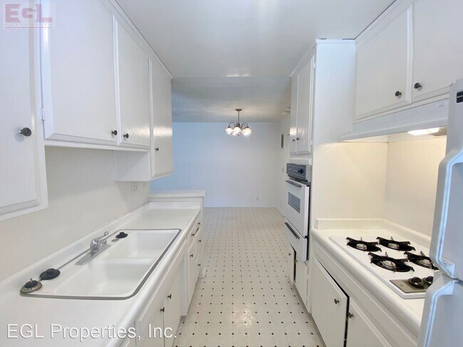 Building Photo - 823 N Hudson Ave