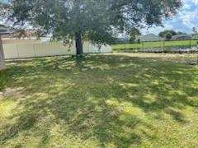 Building Photo - Large 4 Bedroom 2 & 1/2 Bath - 2 story Hom...