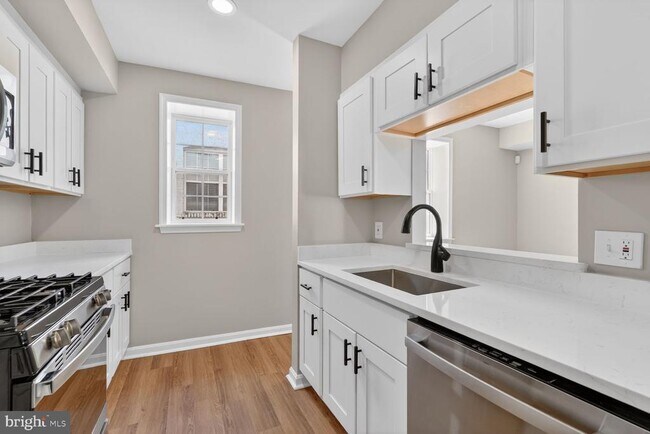 Building Photo - 1008 Rittenhouse St NW