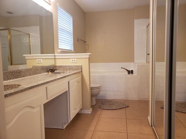 Building Photo - 2212 Carriage Hill