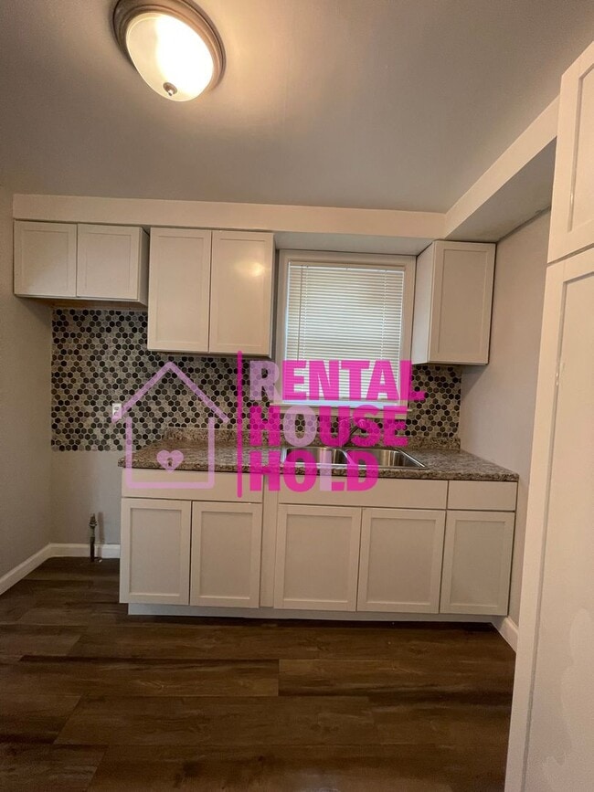 Building Photo - Security Deposit Slashed in Half just $500...