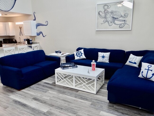 Building Photo - Beautifully Remodeled and Furnished Rental...