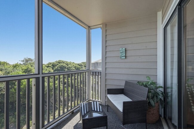 Building Photo - TOTAL REMODELED OFF-SEASON MONTHLY RENTAL RETREAT AWAITS YOU