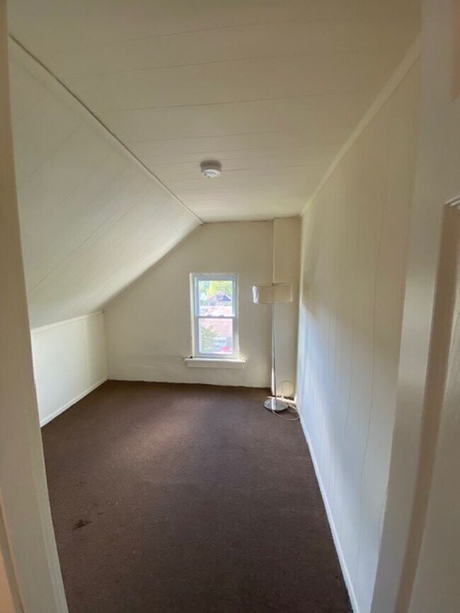 Building Photo - Three Bedroom in West Bethlehem