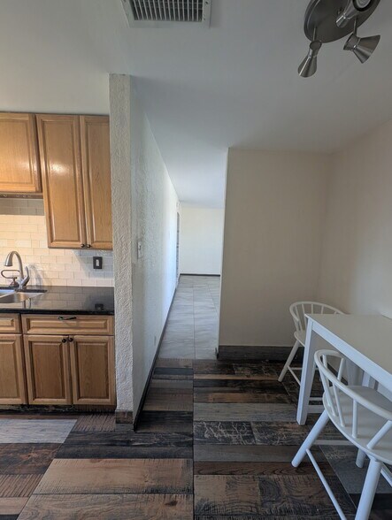 Building Photo - 5004 Royal Dr