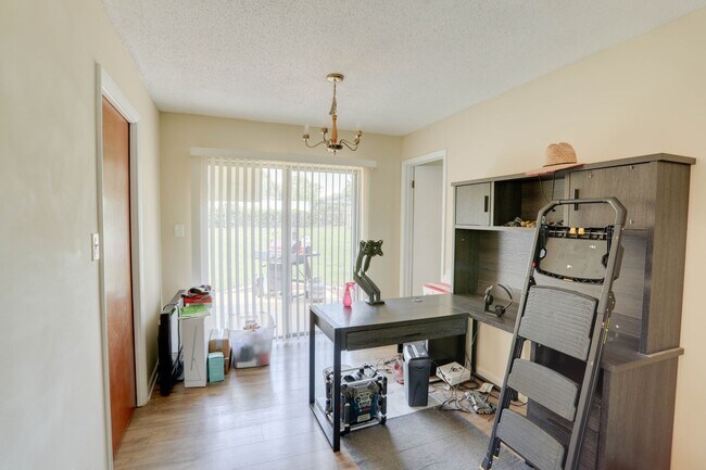 Building Photo - 3086 Bluebrook Dr