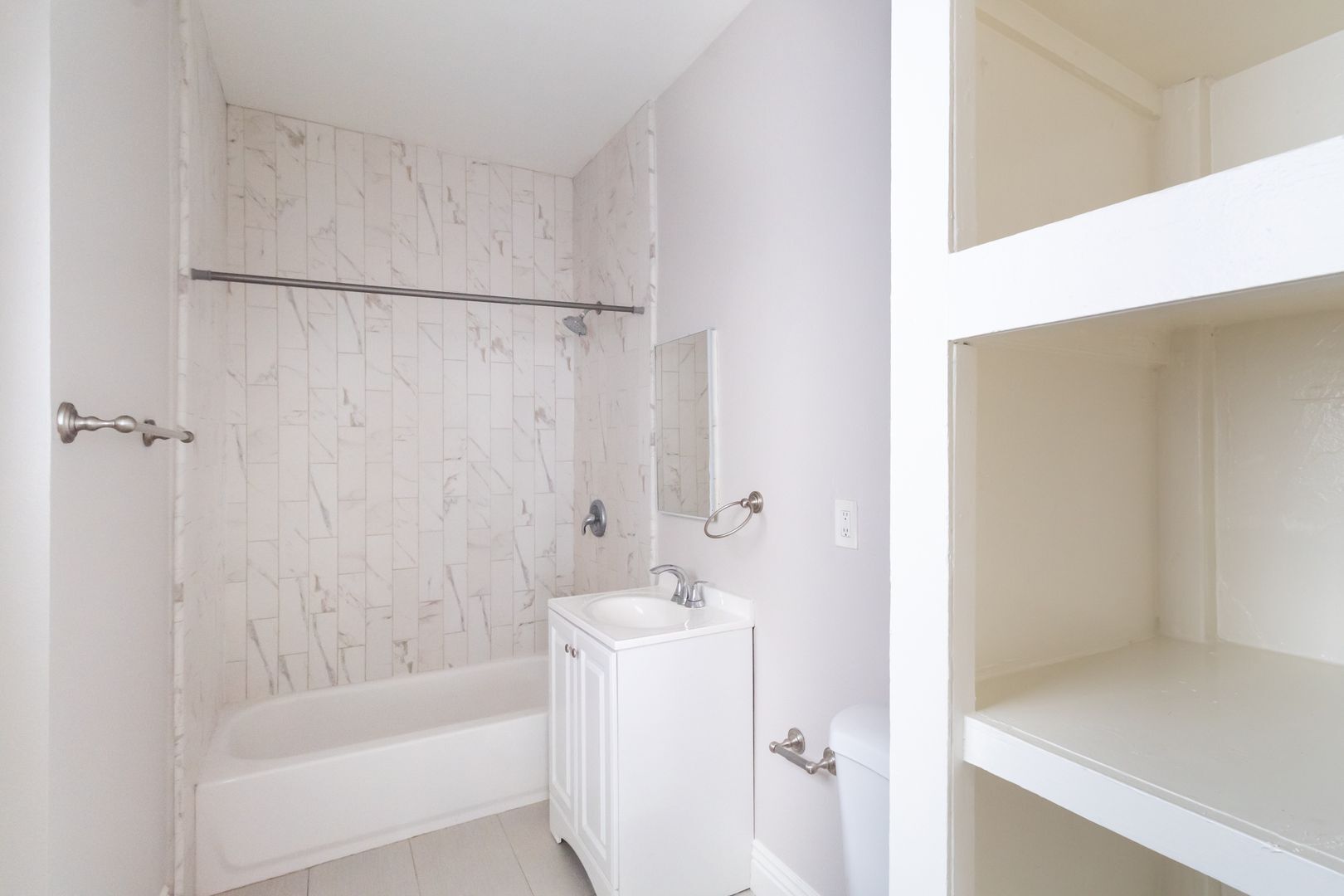 Building Photo - 338 E 7th St