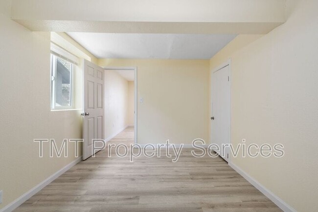 Building Photo - 1647 E 6th St