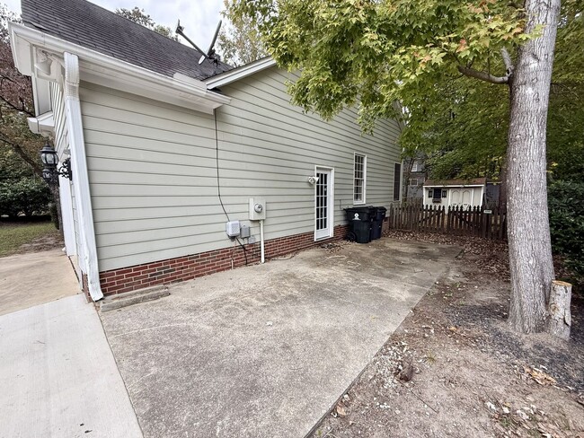 Building Photo - 1024 Laurens Way