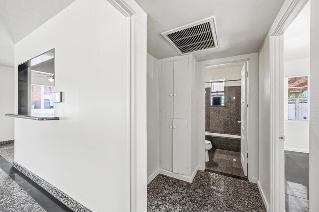 Building Photo - 9427 N 1st Ave