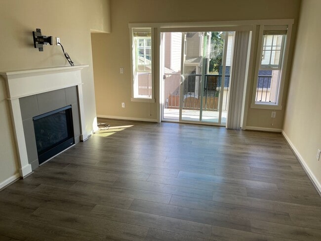 Building Photo - Bethany Townhouse