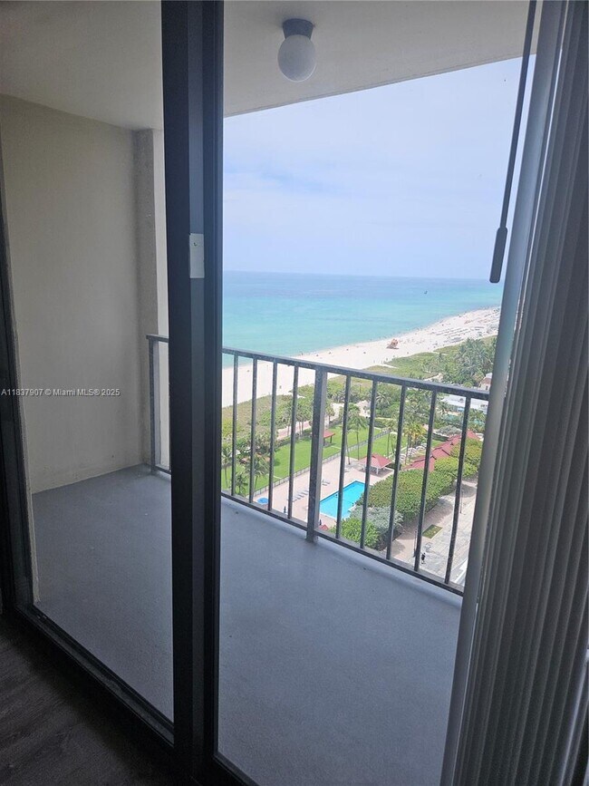 Building Photo - 2625 Collins Ave