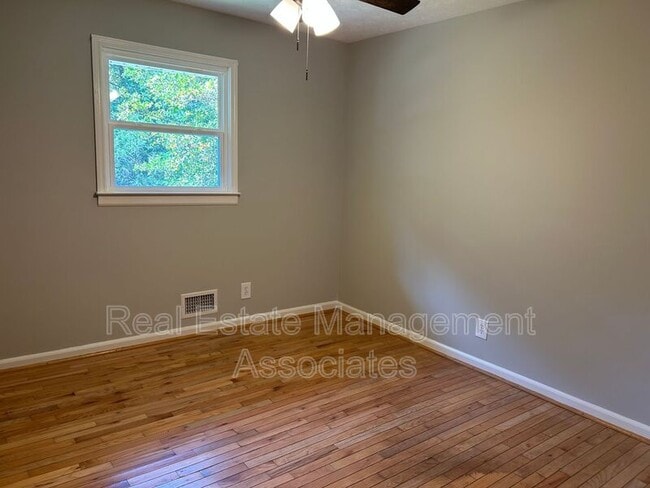 Building Photo - 126 Harris St