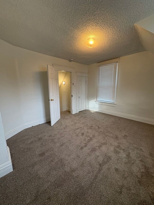 Building Photo - Beautiful 4 Bedroom, 2 Bath in Prime Location