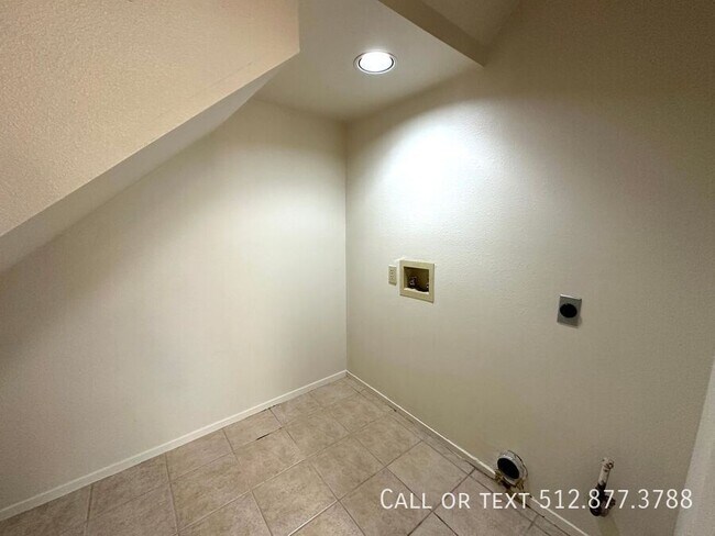 Building Photo - 2203 Creekside Ln