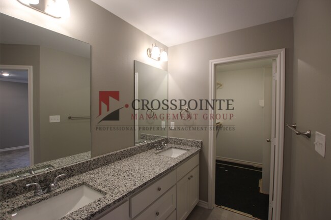 Building Photo - Beautiful 3 Bedroom 2 Bathroom Townhouse in South Tyler!