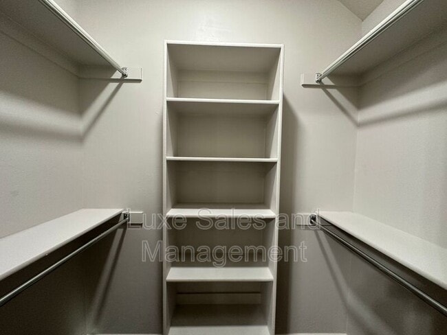 Building Photo - 4600 Loch Ln