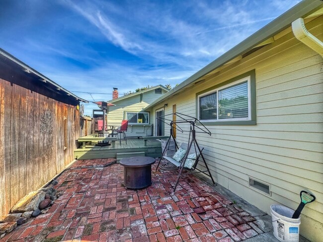 Building Photo - 44 Chestnut St