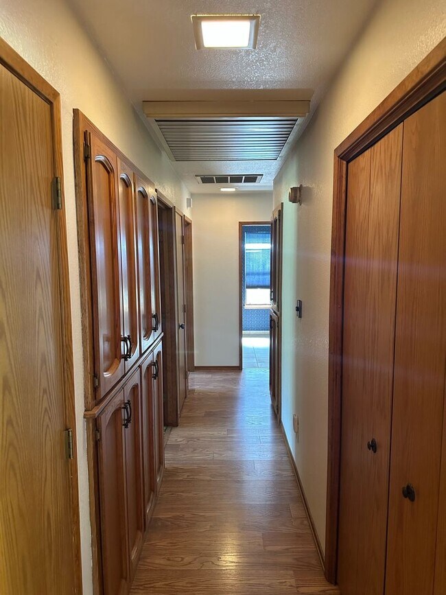 Building Photo - 475 E Mercedes Ave