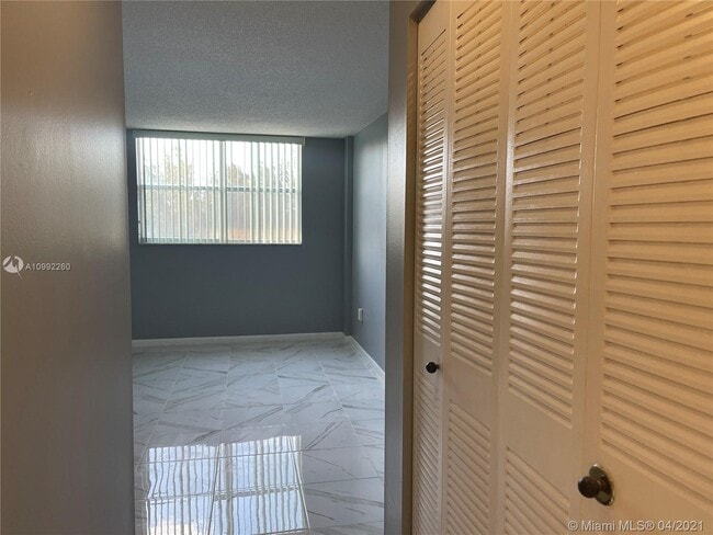 Building Photo - 16465 NE 22nd Ave