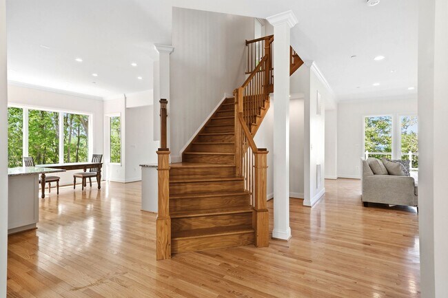 Building Photo - 5116 Shore Dr