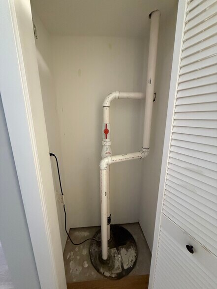 Building Photo - 2215 W Eastwood Ave