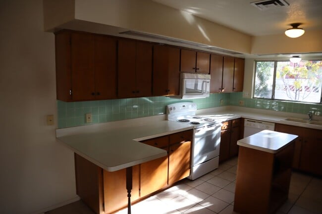 Building Photo - Livable, Lovable, & Avaiable!