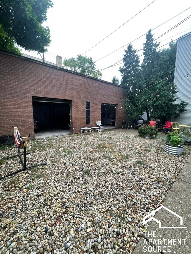 Building Photo - 2647 N Sacramento Ave