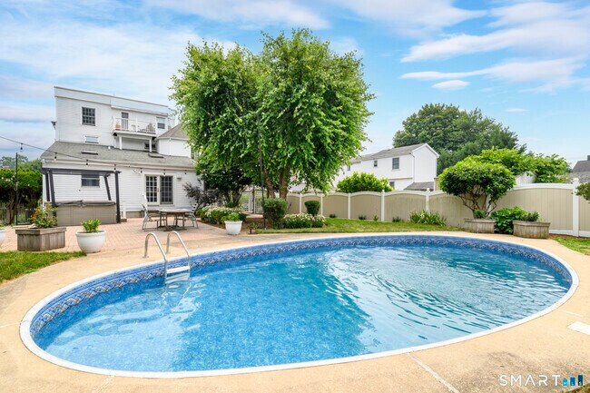 Building Photo - 18 Elm Tree Pl