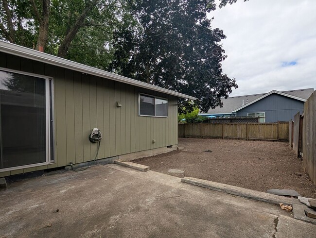 Building Photo - 3-bedroom, 1-Bath Duplex On a Corner Lot In The Bethel Area
