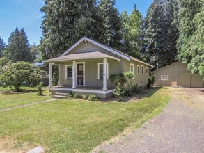 Building Photo - 2 Bedroom Cottage with in walking distance...