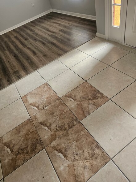 Building Photo - 302 Aylesbury Ct