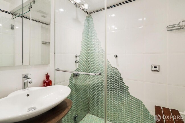 Building Photo - 148 Waverly Place