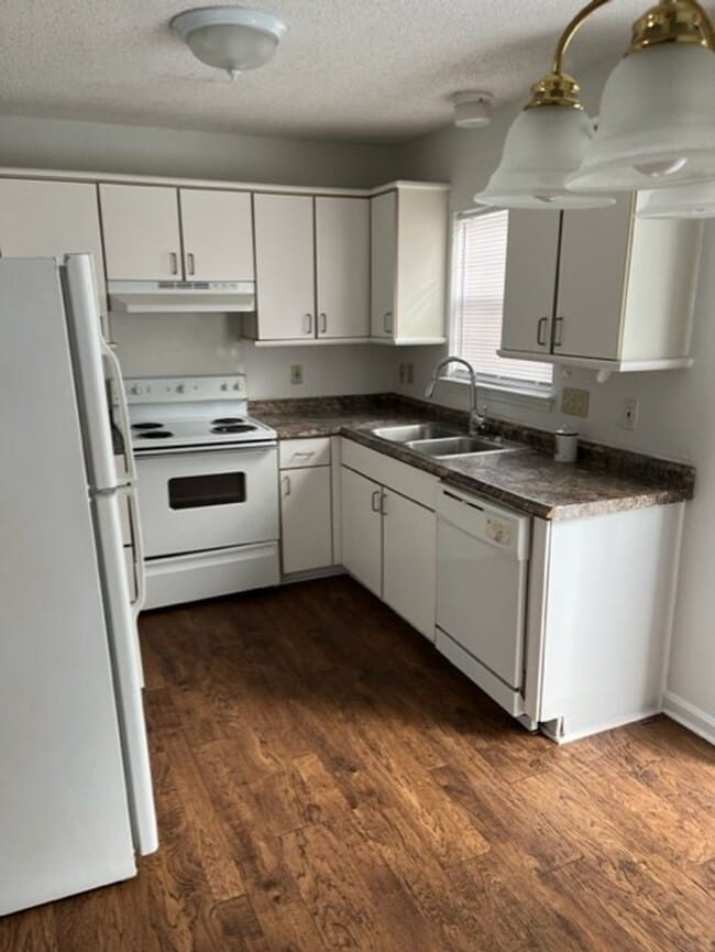 Building Photo - Available 3 bedroom/ 2 bathroom Home!