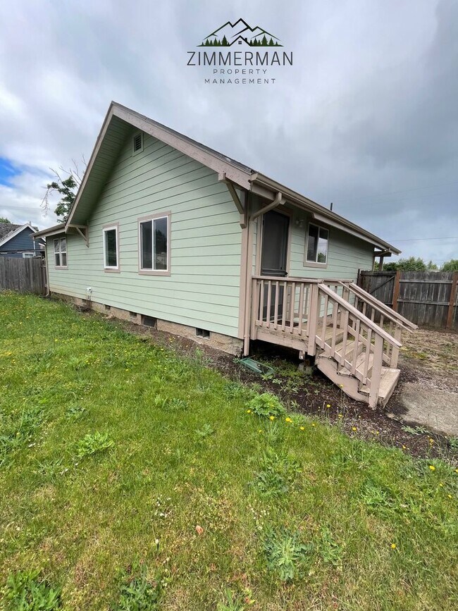 Building Photo - 3 bedroom, 1 1/2 bathroom House in Thurston neighborhood