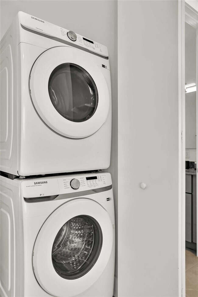 Building Photo - 2100 Miami Rd